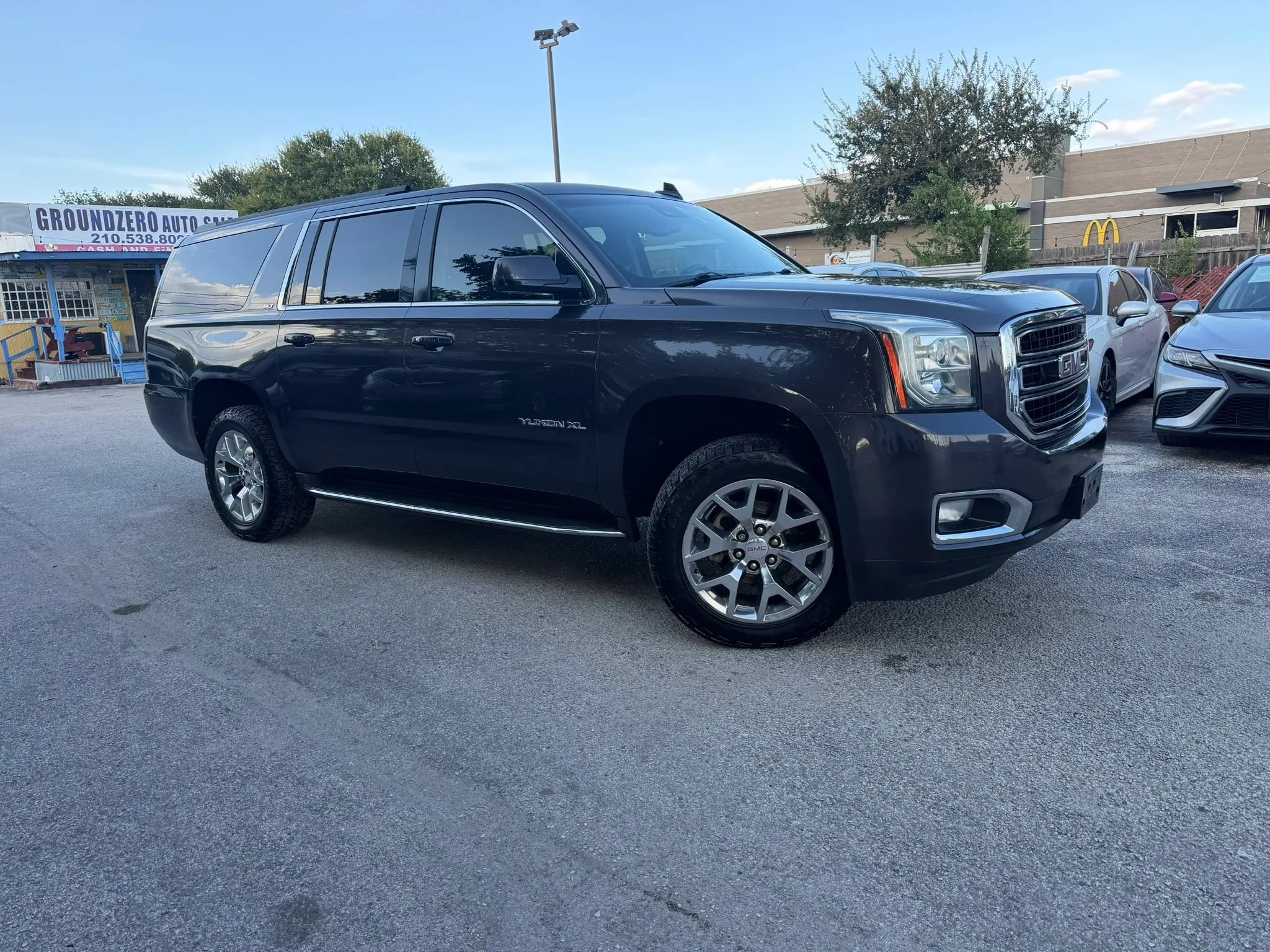 Used 2016 GMC Yukon XL SLT RWD image 3