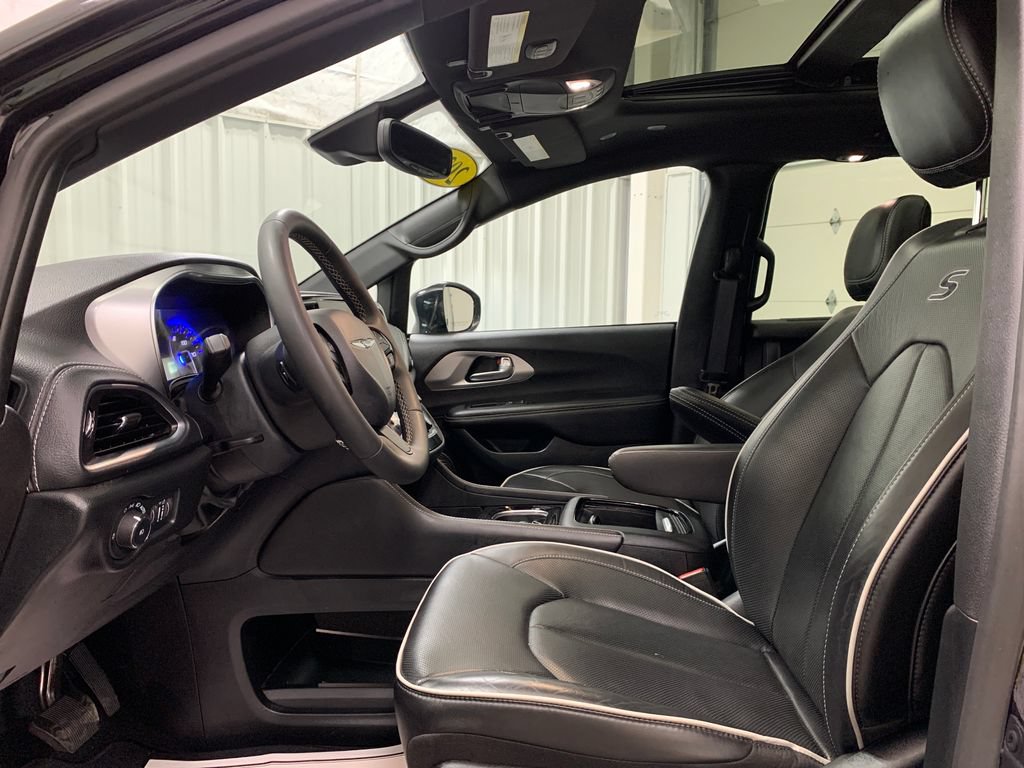 Used 2025 Chrysler Pacifica Limited FWD image 17