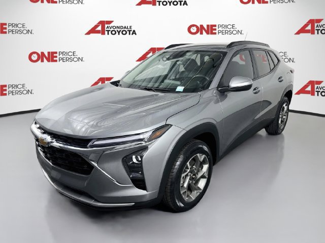 Used 2025 Chevrolet Trax LT w/ LT Convenience Package FWD image 3