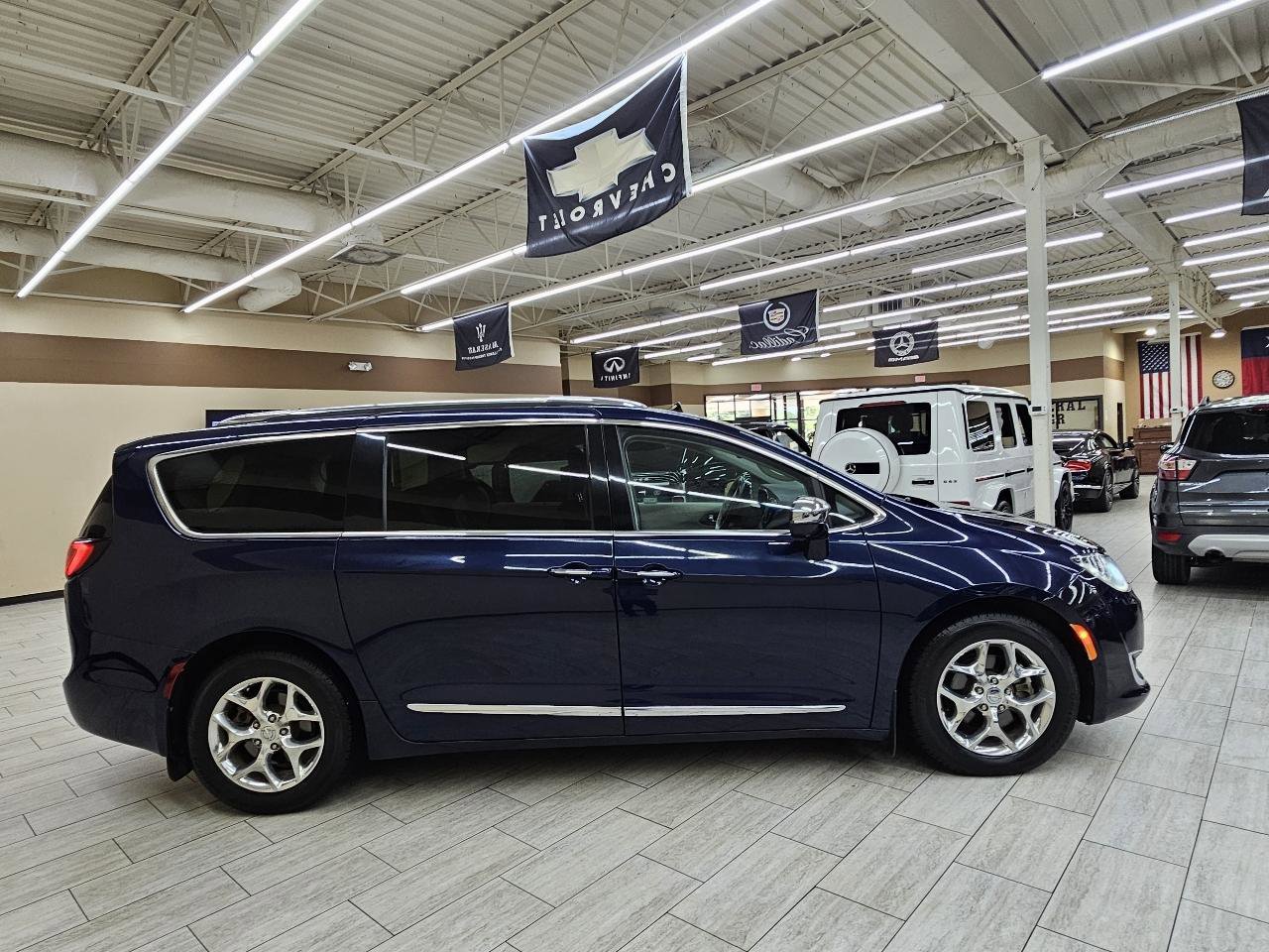 Used 2017 Chrysler Pacifica Limited FWD image 5