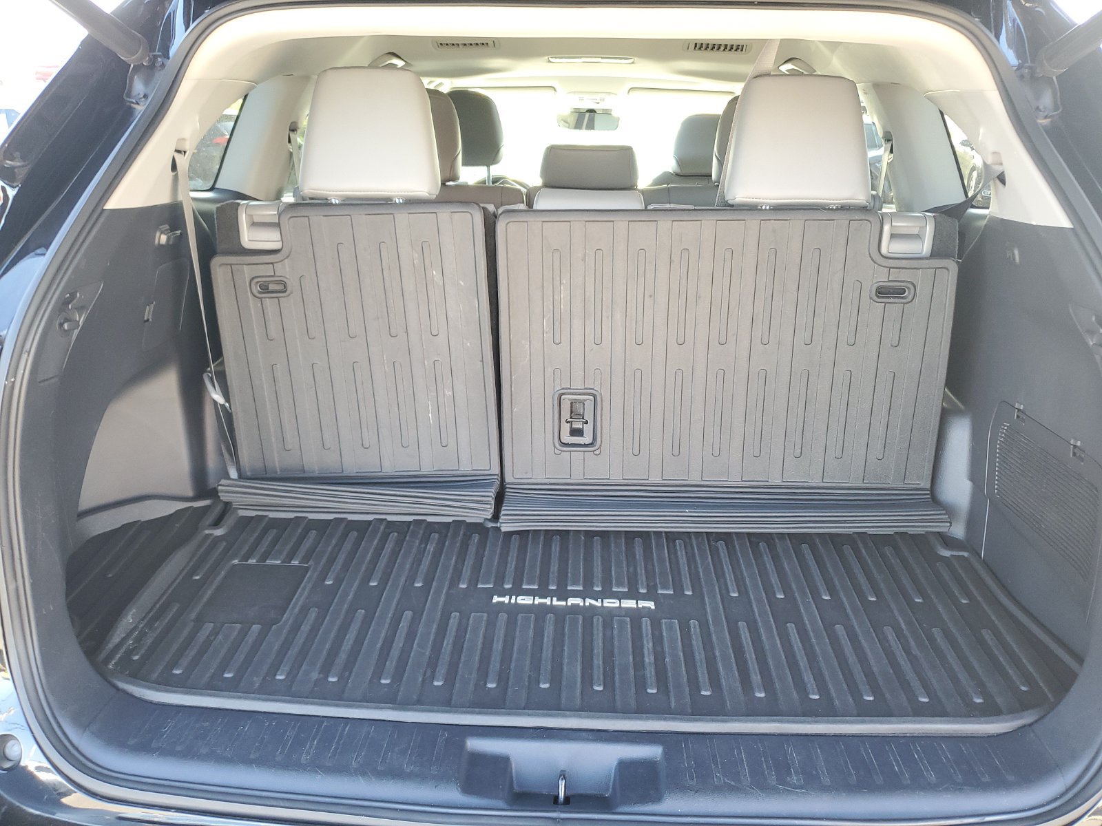 Used 2020 Toyota Highlander XLE AWD/4WD image 9