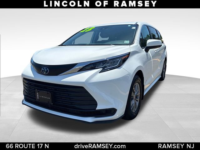 Used 2023 Toyota Sienna LE FWD image 1