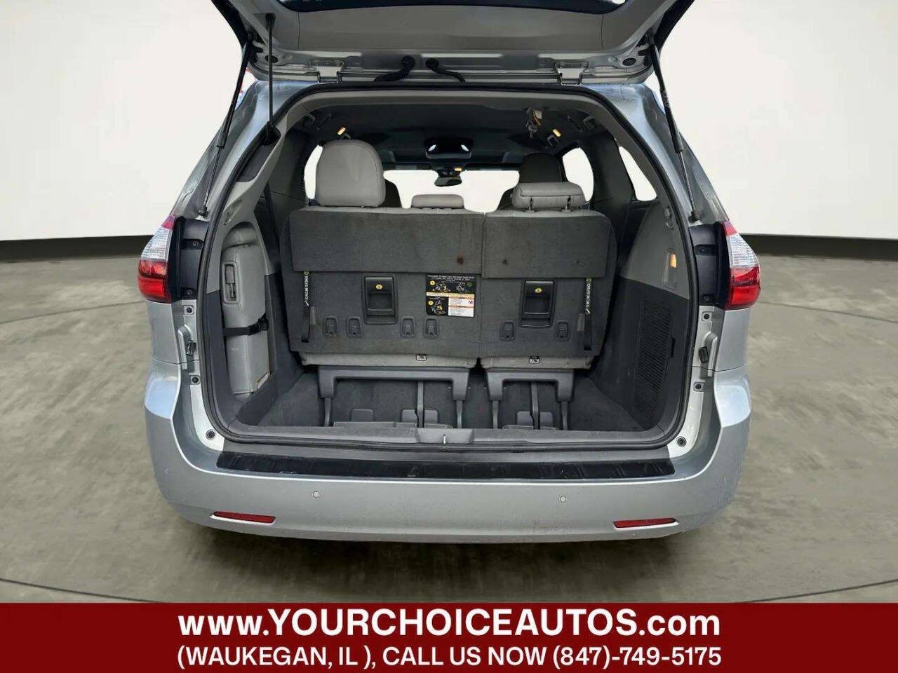 Used 2020 Toyota Sienna XLE w/ XLE Navigation Package FWD image 13