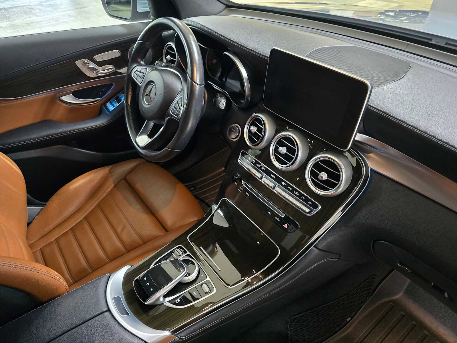 Used 2017 Mercedes-Benz GLC 300 4MATIC image 10