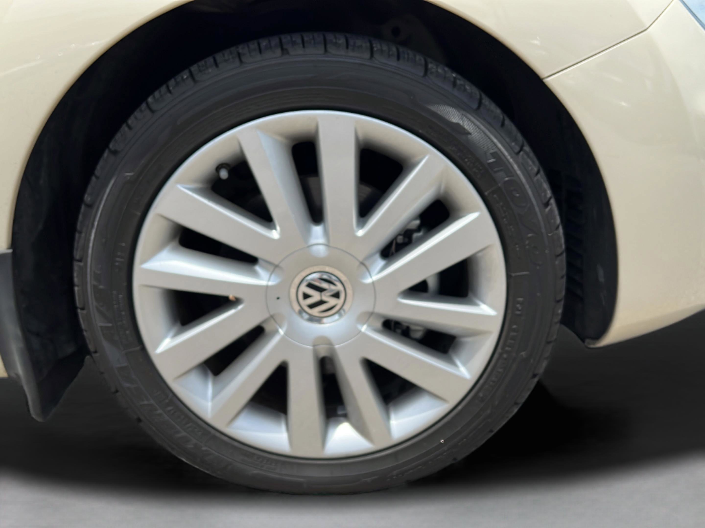 Used 2008 Volkswagen Beetle SE FWD image 10