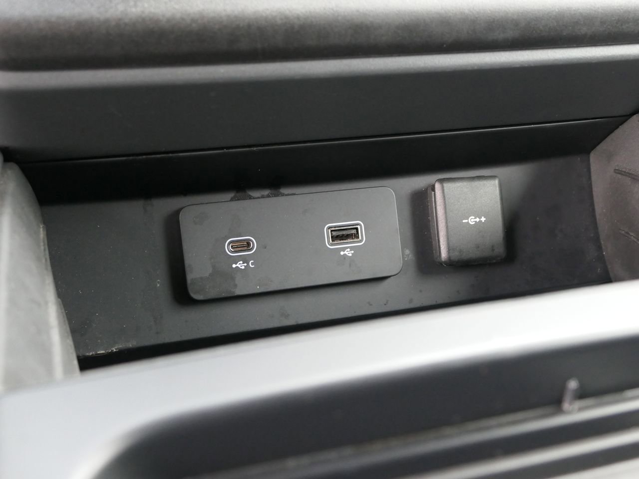 Used 2024 Land Rover Defender 130 X-Dynamic SE image 26