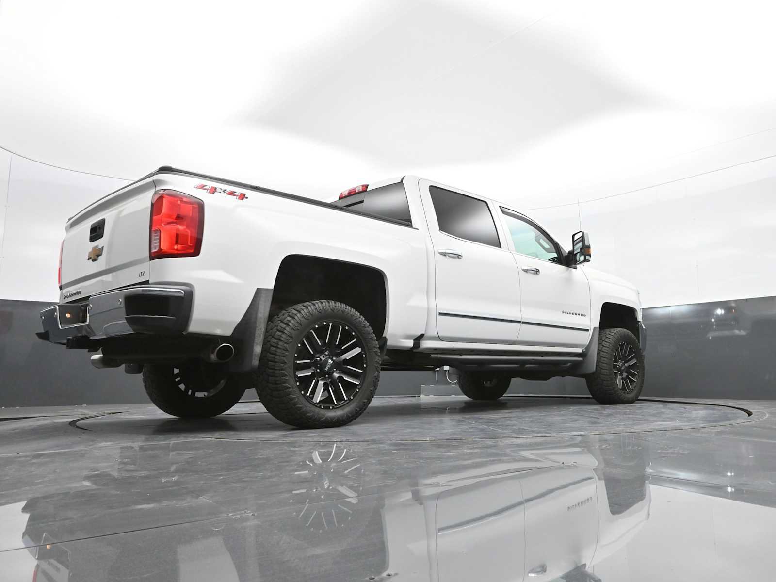 Used 2018 Chevrolet Silverado 1500 LTZ w/ Sport Package AWD/4WD image 42