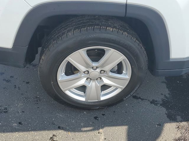 Used 2022 Jeep Compass Latitude w/ Sun and Sound Group AWD/4WD image 5