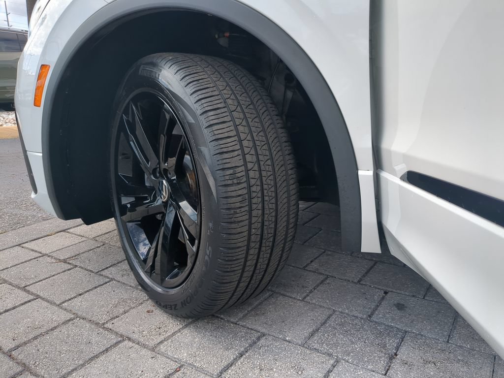 Certified 2023 Volkswagen Tiguan SE R-Line FWD image 34