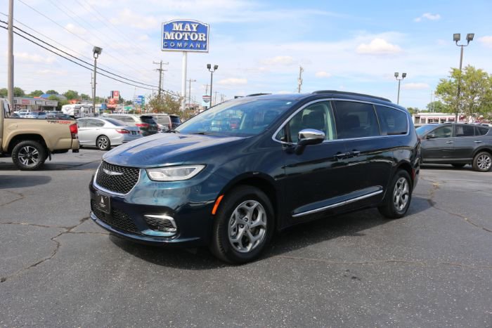 Used 2022 Chrysler Pacifica Limited w/ Uconnect Theater Family Group image 1