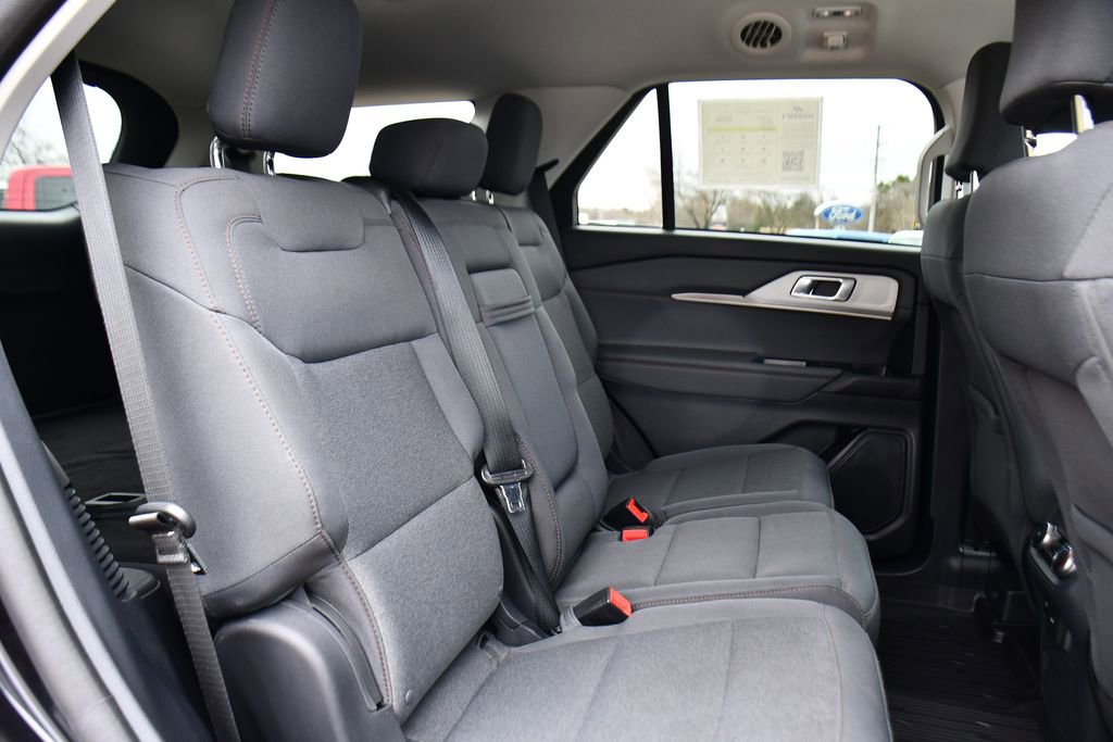 Used 2025 Ford Explorer Active AWD/4WD image 16
