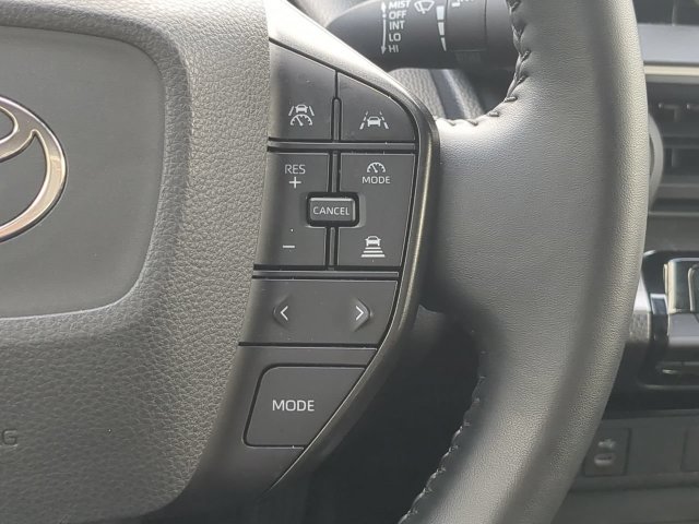 Used 2025 Toyota Prius LE FWD image 28