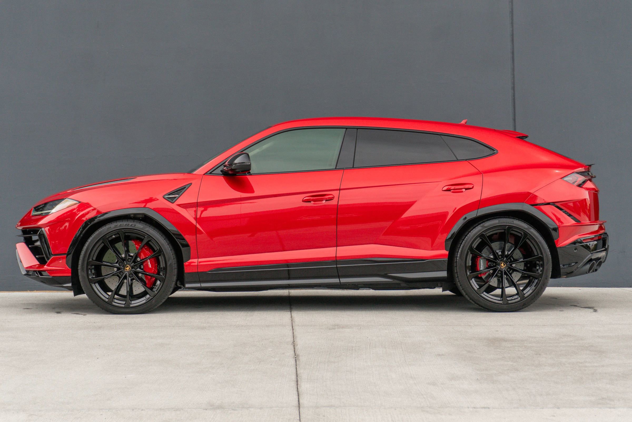 Used 2023 Lamborghini Urus S image 2