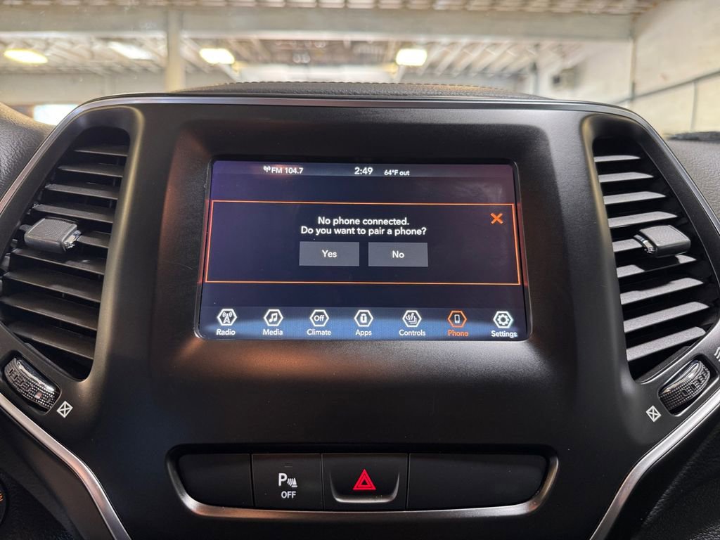 Used 2019 Jeep Cherokee Latitude Plus w/ Comfort/Convenience Group AWD/4WD image 19