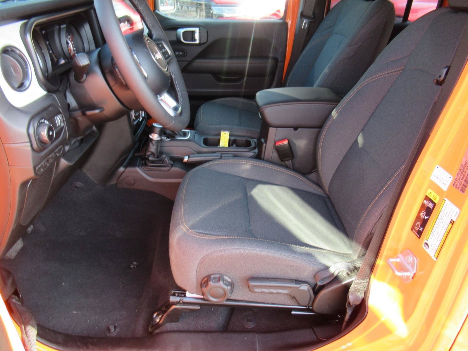 Used 2025 Jeep Wrangler Unlimited Sahara AWD/4WD image 17