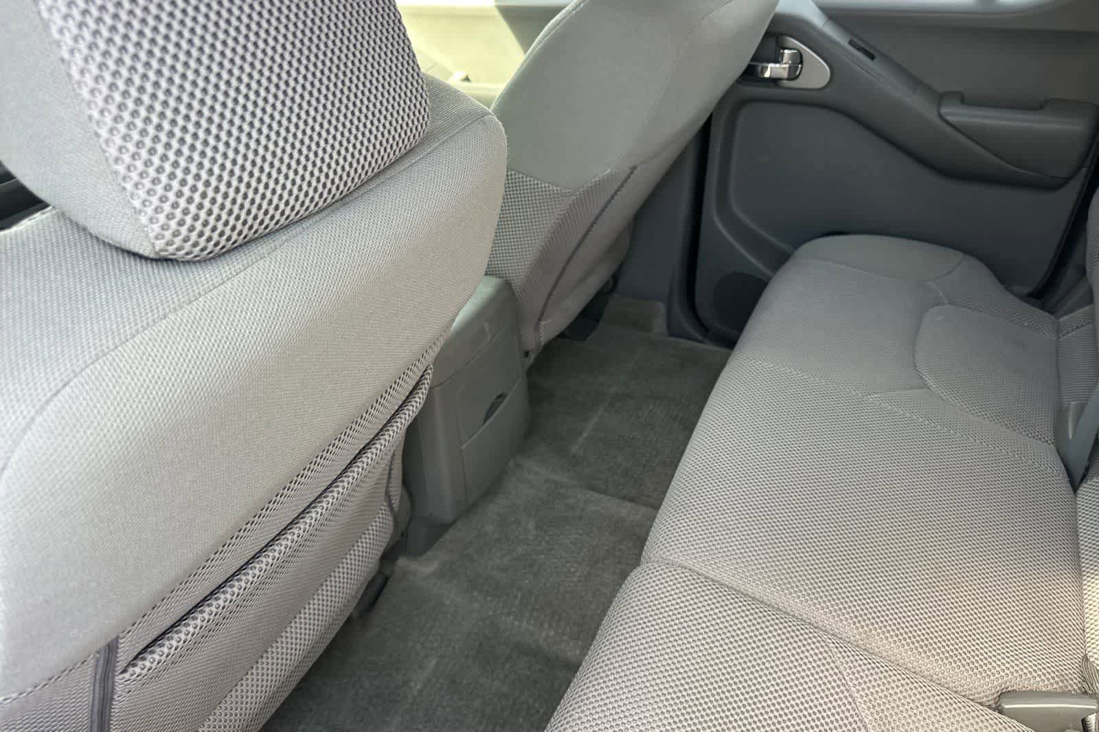Used 2017 Nissan Frontier SV image 5