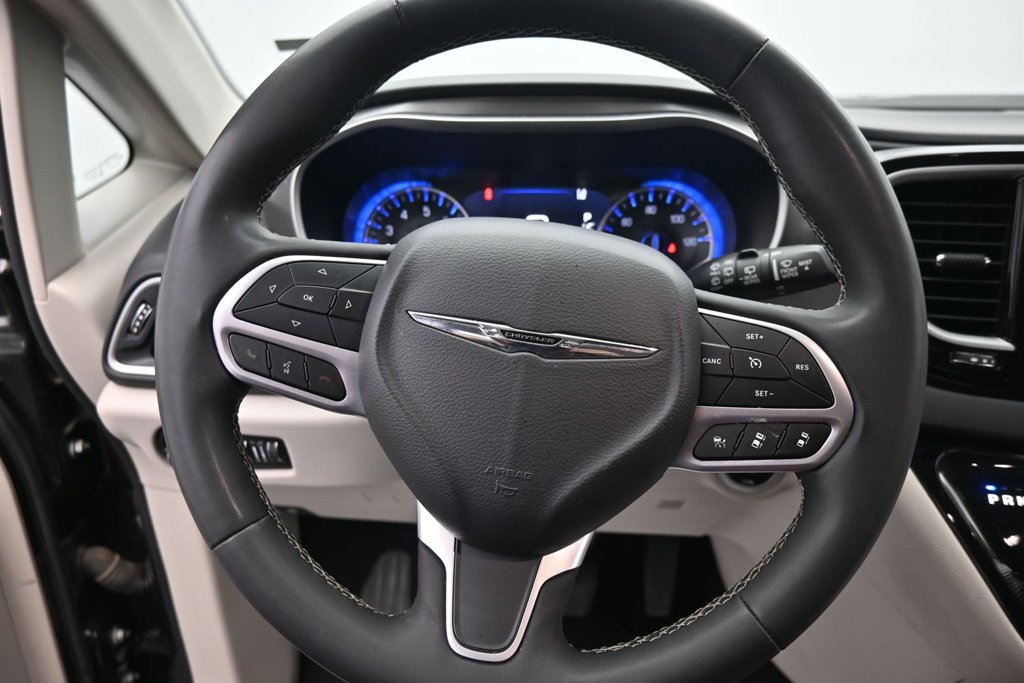 Used 2023 Chrysler Pacifica Touring-L FWD image 20
