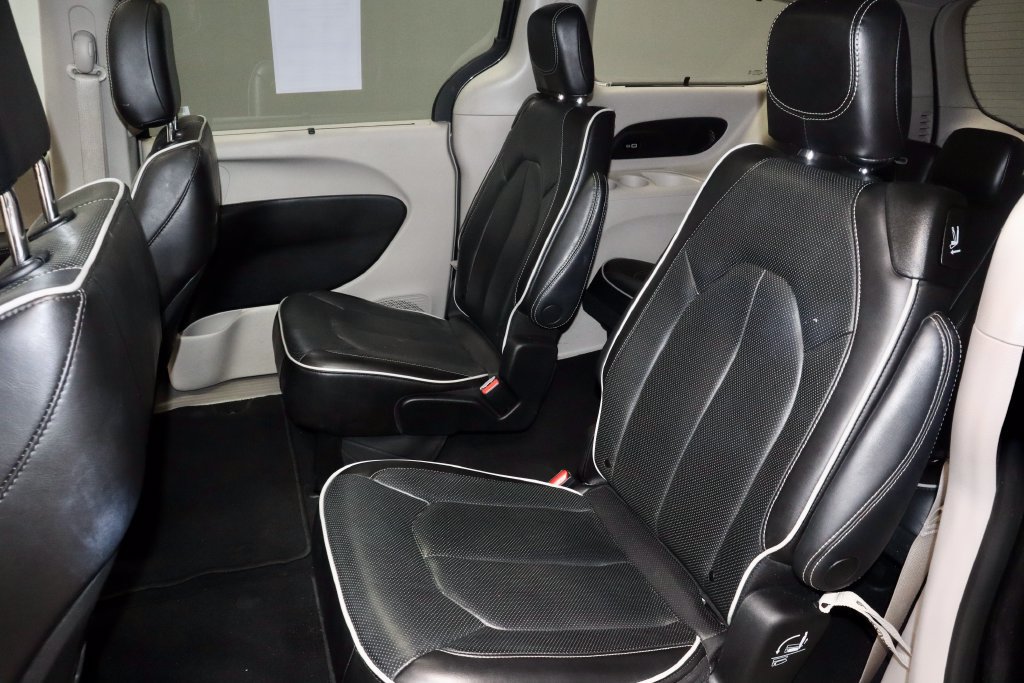 Used 2023 Chrysler Pacifica Limited FWD image 19