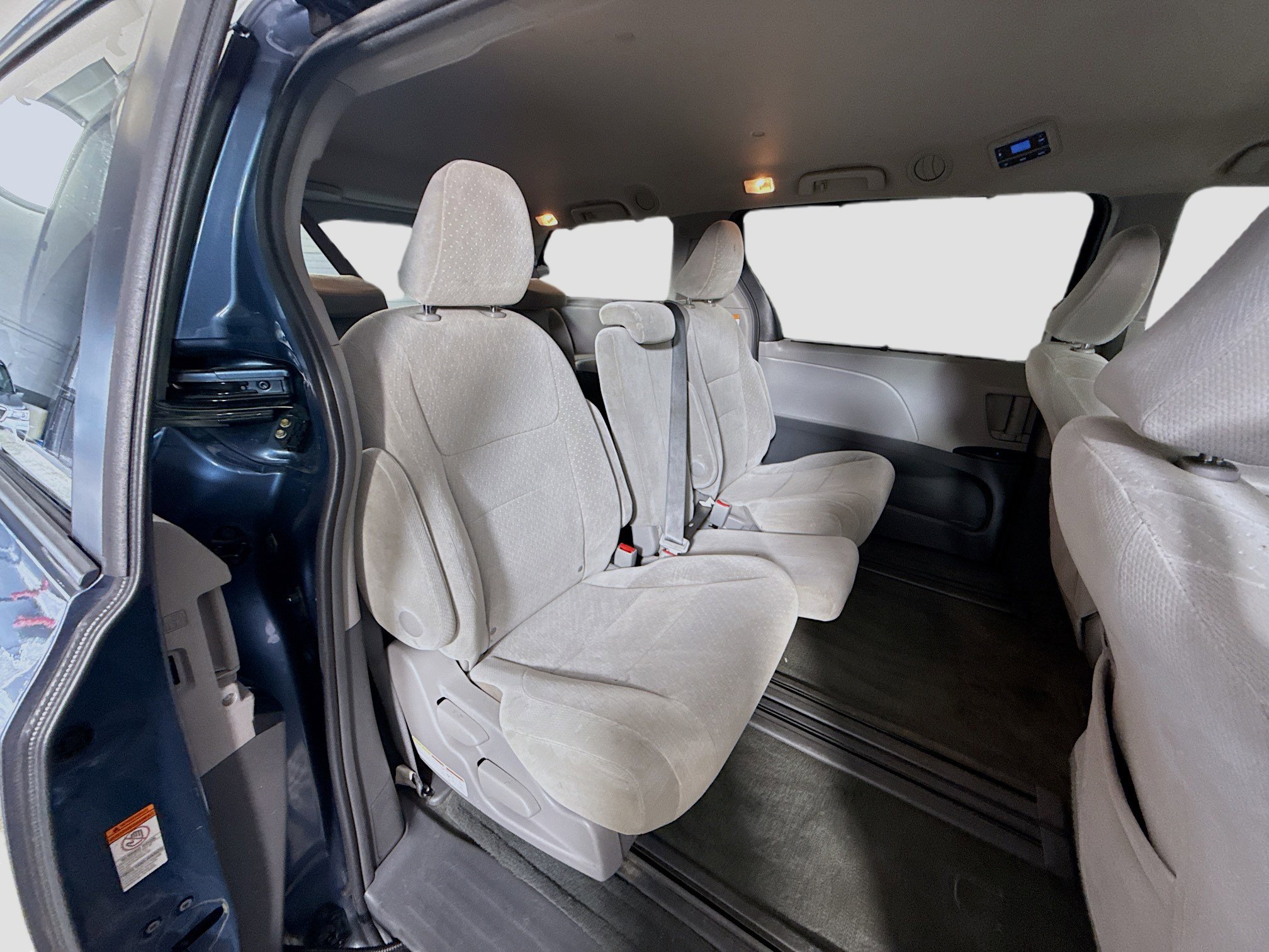 Used 2017 Toyota Sienna LE image 25