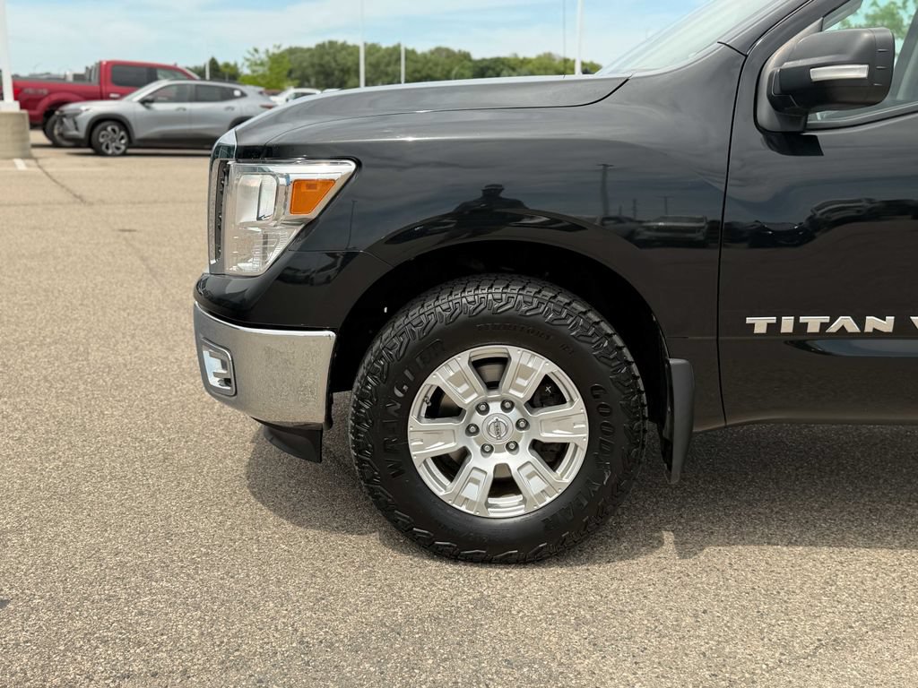 Used 2018 Nissan Titan SV AWD/4WD image 11