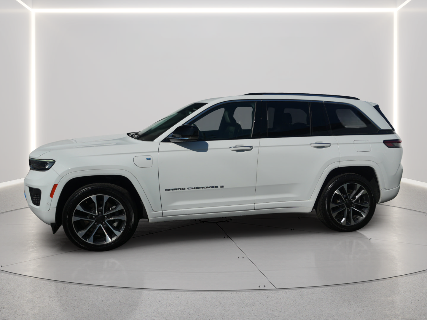 Used 2022 Jeep Grand Cherokee Overland 4xe AWD/4WD image 2