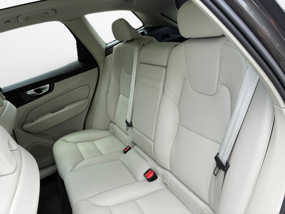 Used 2022 Volvo XC60 B5 Momentum w/ Protection Package Premier FWD image 12