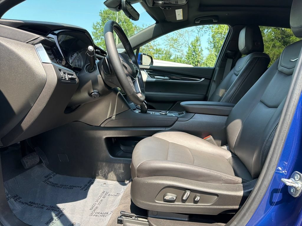 Certified 2025 Cadillac XT5 Premium Luxury w/ Technology Package AWD/4WD image 3