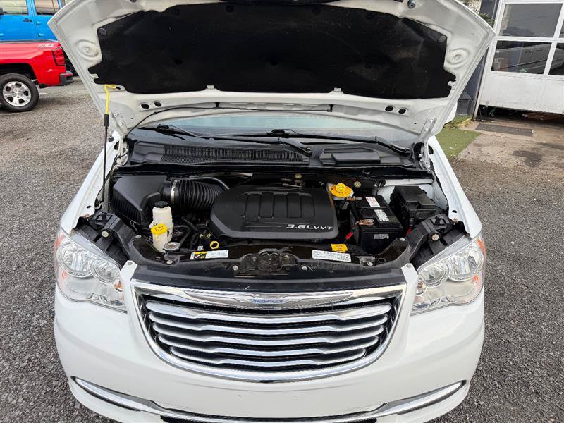Used 2016 Chrysler Town & Country Touring FWD image 11