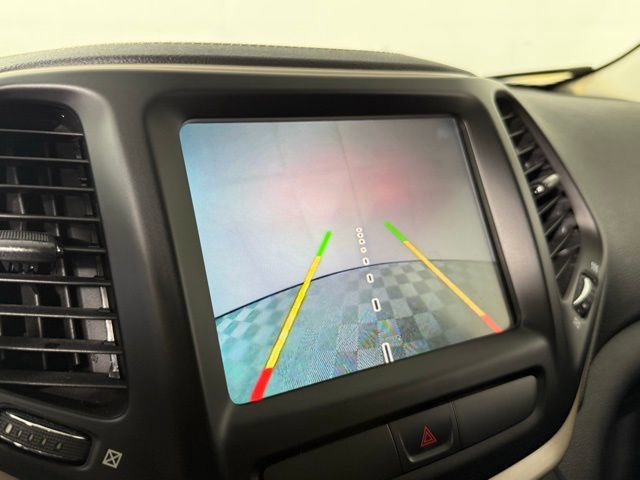 Used 2015 Jeep Cherokee Latitude w/ Comfort/Convenience Group image 16