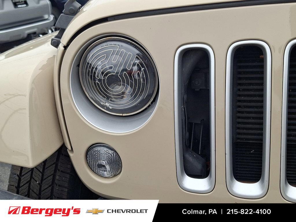 Used 2016 Jeep Wrangler Unlimited Sahara w/ Connectivity Group image 11