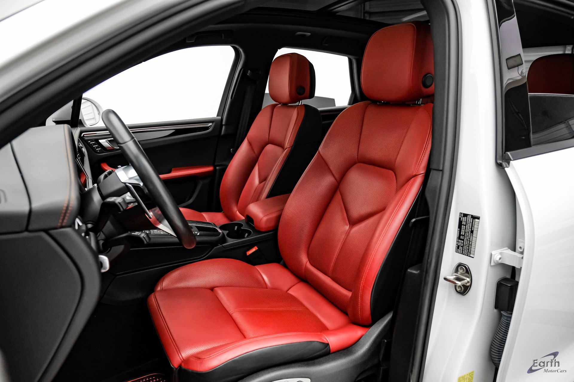 Used 2021 Porsche Macan AWD/4WD image 35