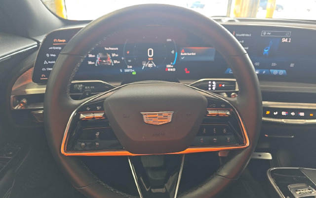Used 2024 Cadillac Lyriq Luxury AWD/4WD image 6