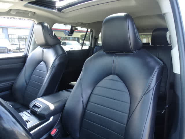 Used 2022 Toyota Highlander XLE FWD image 19