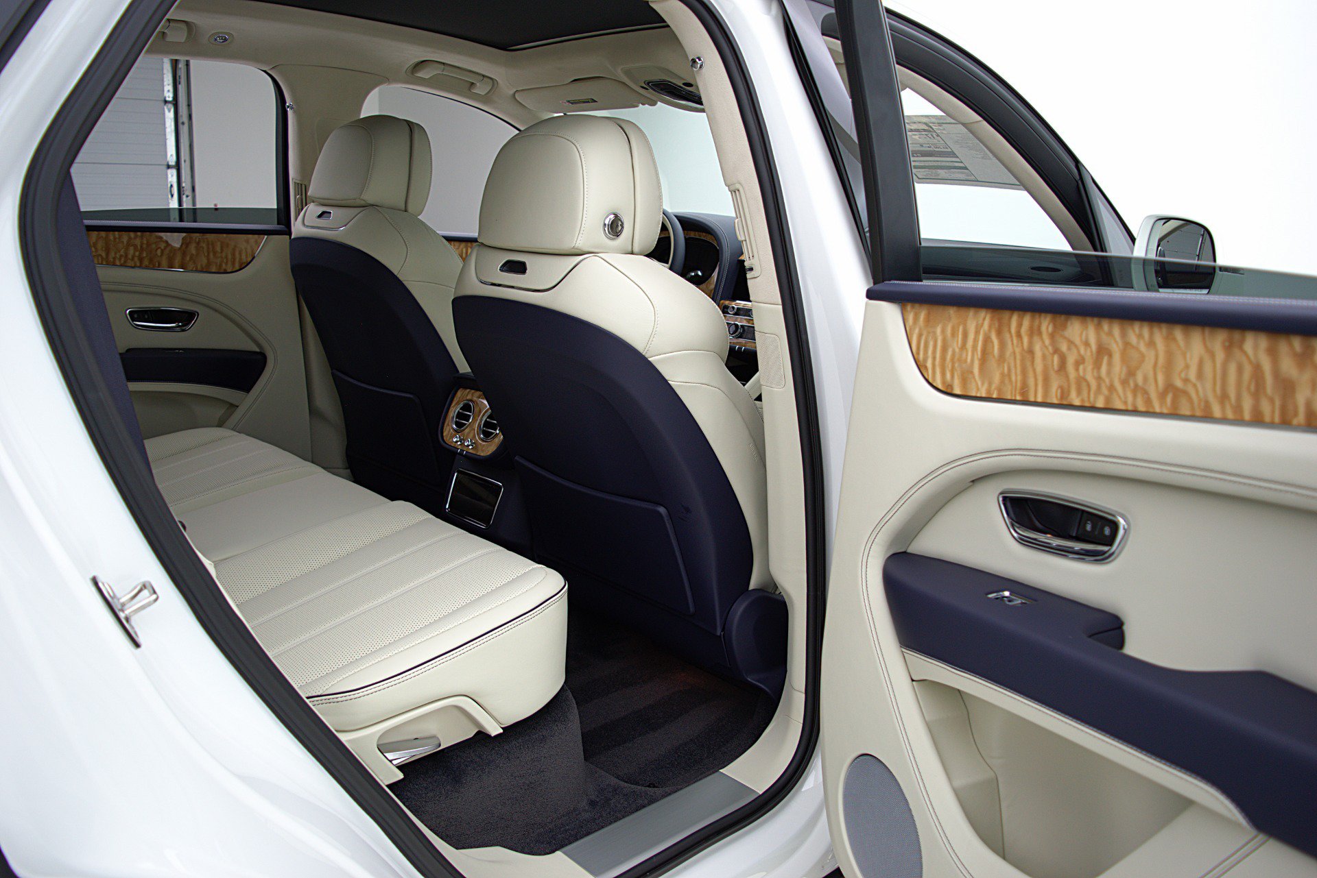 Certified 2023 Bentley Bentayga AWD/4WD image 44
