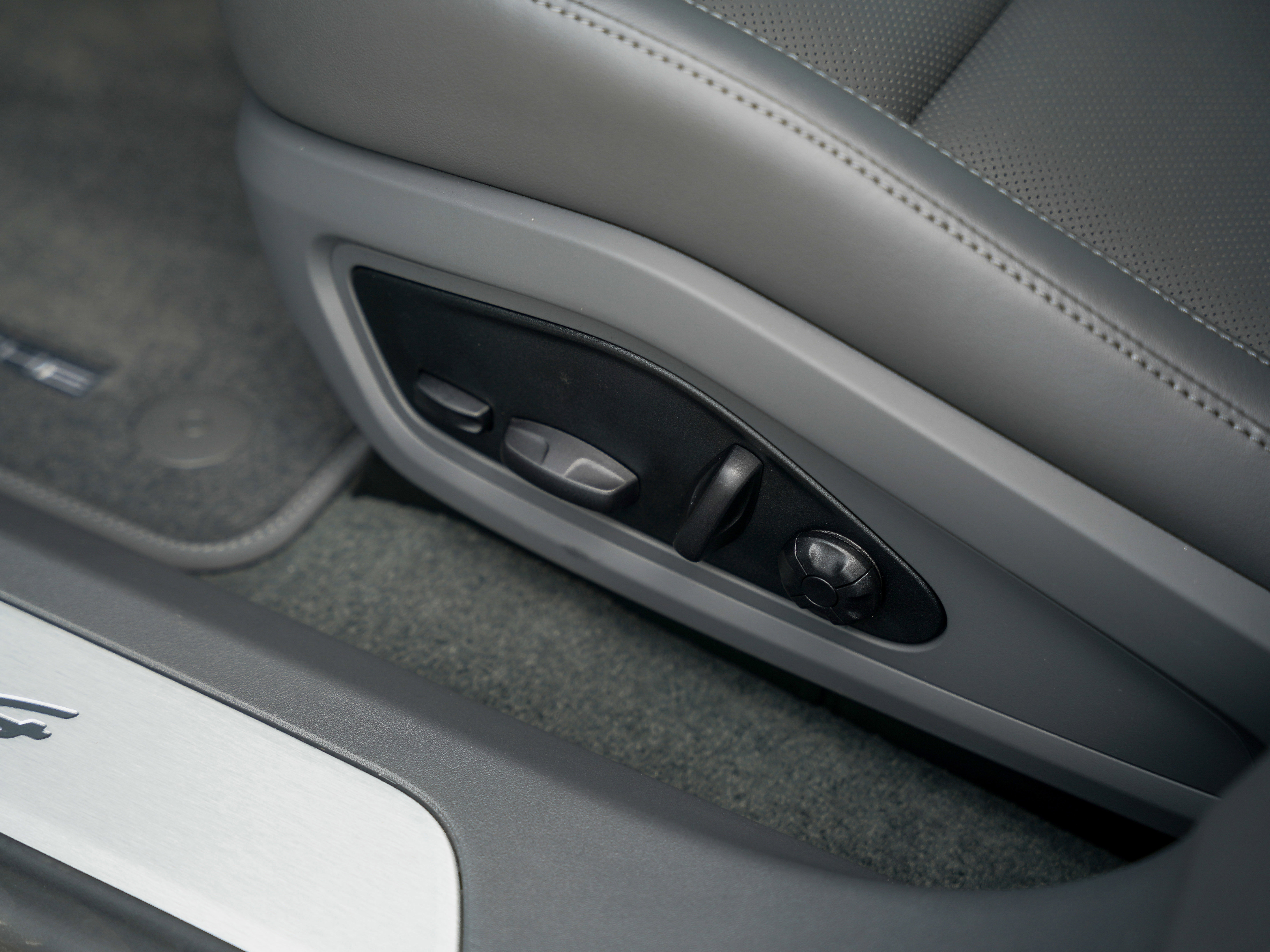 New 2025 Porsche Taycan 4 image 17