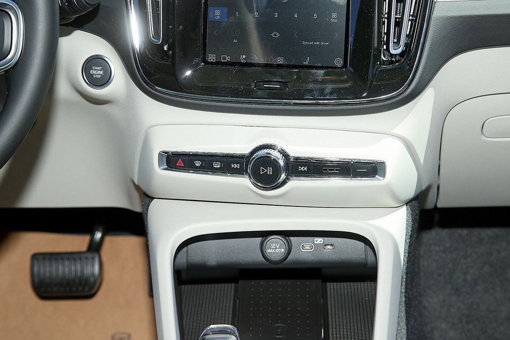 New 2025 Volvo XC40 B5 Plus w/ Protection Package Premier image 26