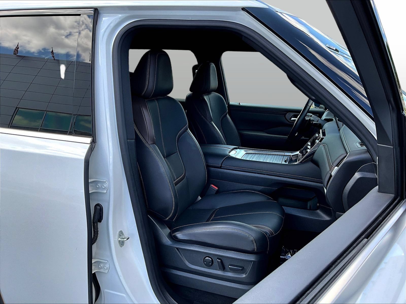 Certified 2025 Nissan Armada SL w/ Captain's Chari Seat Package AWD/4WD image 32