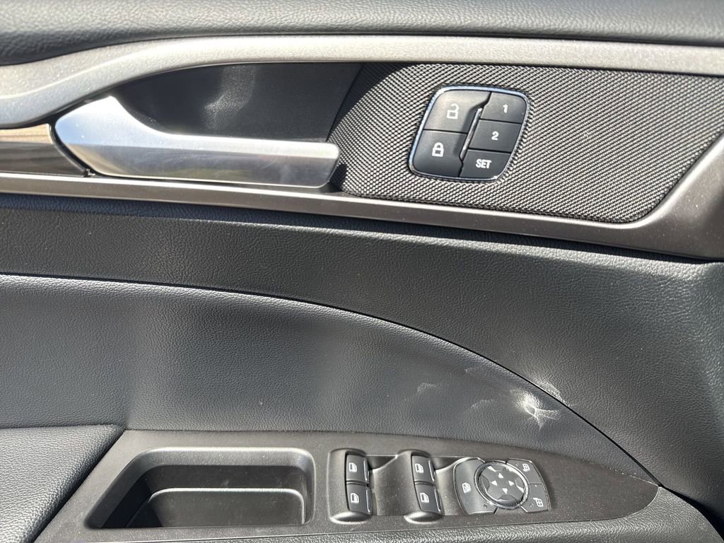 Used 2017 Ford Fusion SE w/ Fusion SE Technology Package FWD image 13