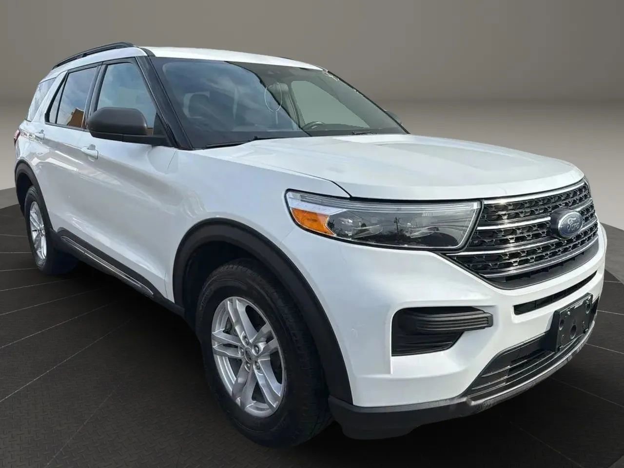 Used 2020 Ford Explorer XLT w/ Comfort Package image 3