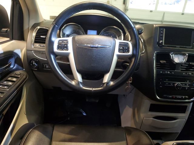 Used 2016 Chrysler Town & Country Touring image 17