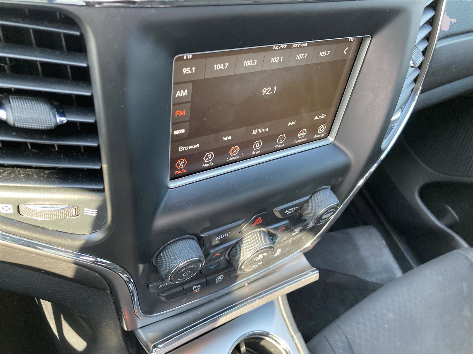 Used 2018 Jeep Grand Cherokee Laredo image 14