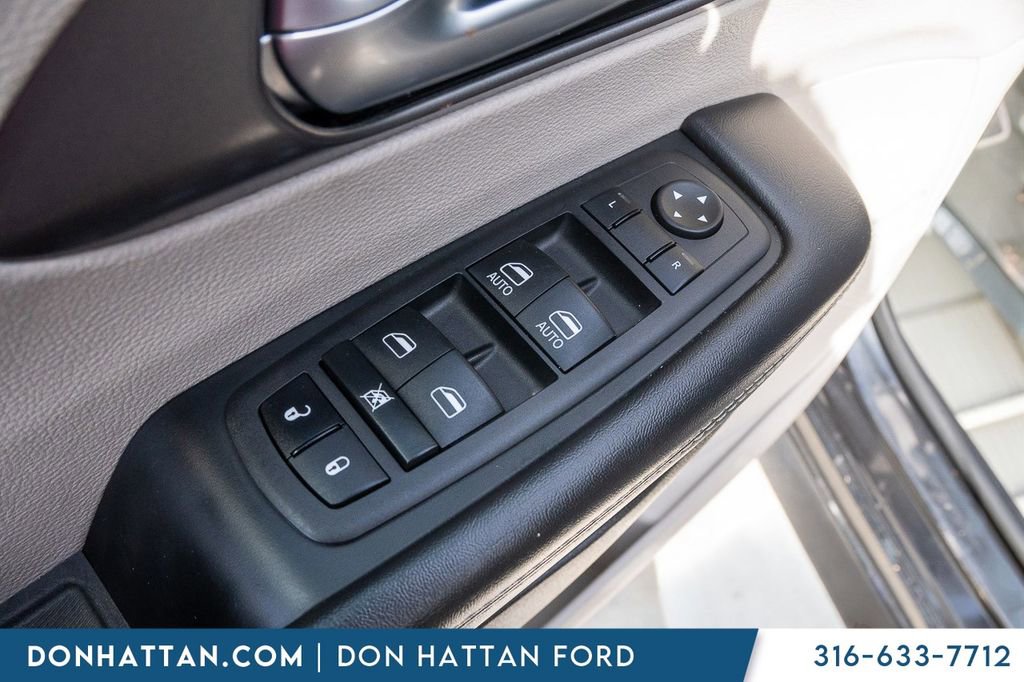 Used 2023 Chrysler Pacifica Touring-L image 14