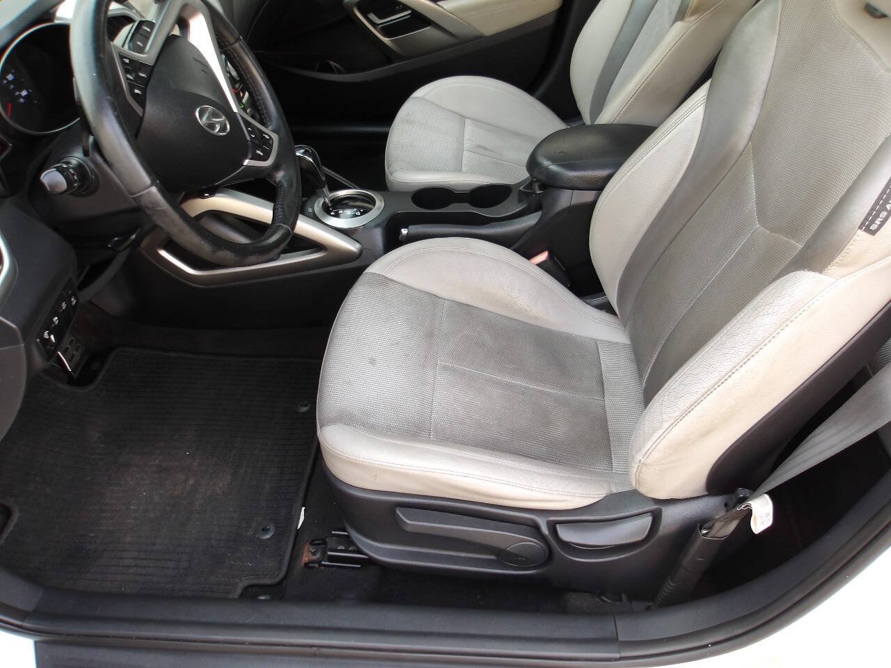 Used 2013 Hyundai Veloster w/ Tech Pkg FWD image 7