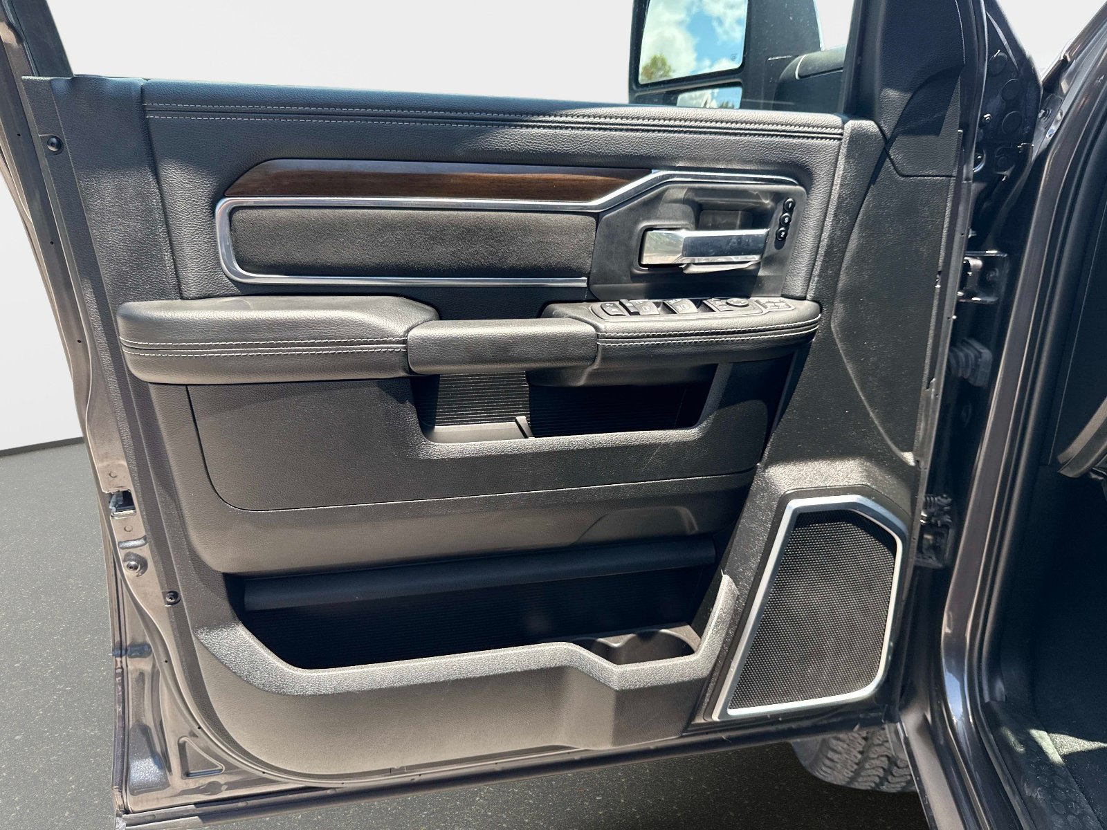 Used 2024 RAM 2500 Laramie AWD/4WD image 17