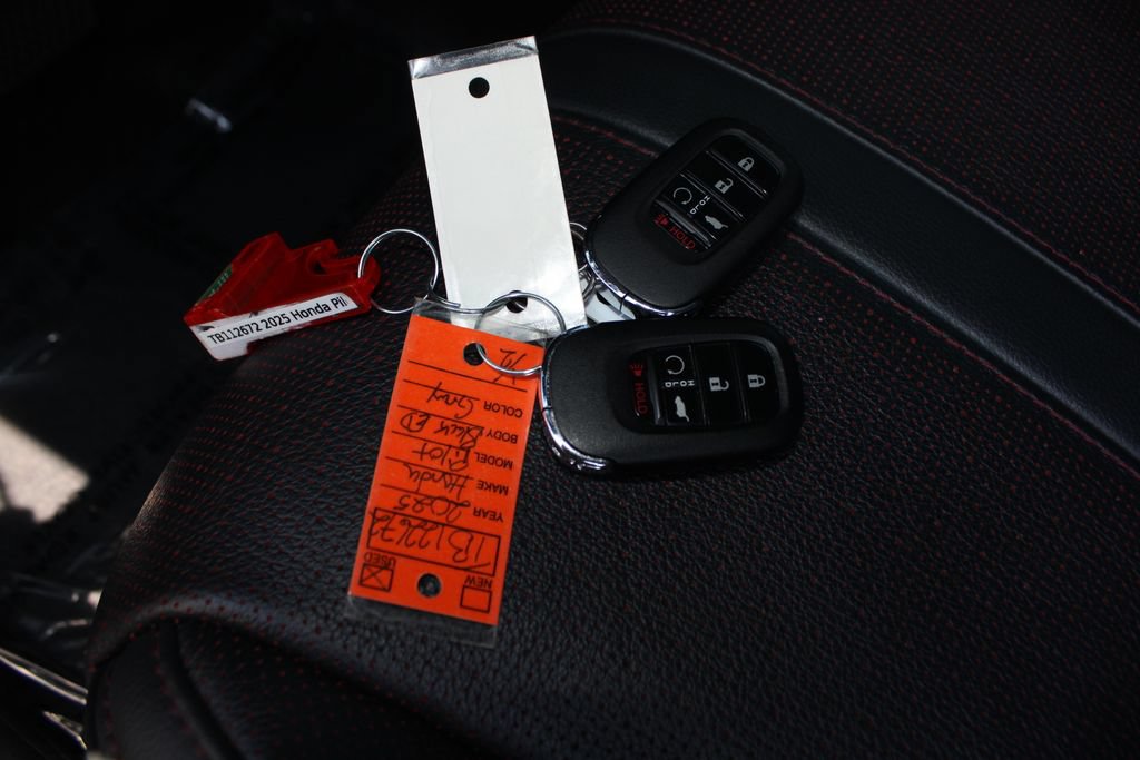 Certified 2025 Honda Pilot Black Edition image 39
