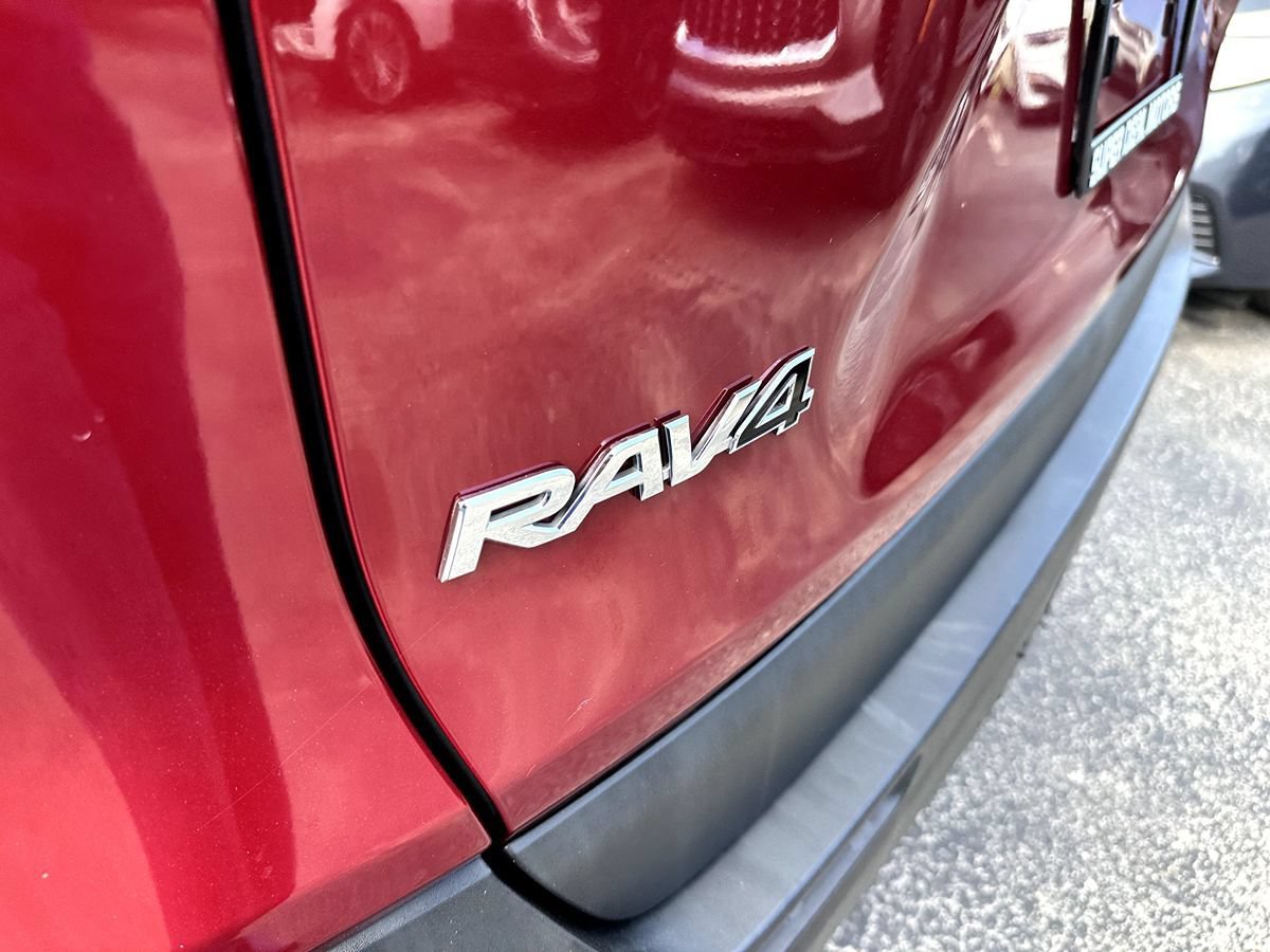 Used 2021 Toyota RAV4 XLE w/ Convenience Package FWD image 32