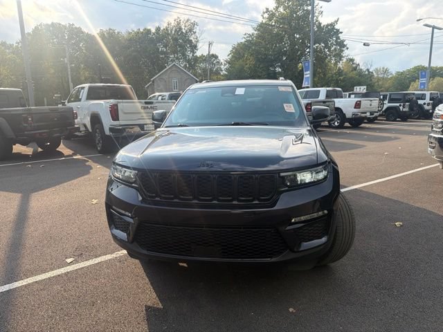 Used 2023 Jeep Grand Cherokee Limited w/ Black Appearance Package AWD/4WD image 2