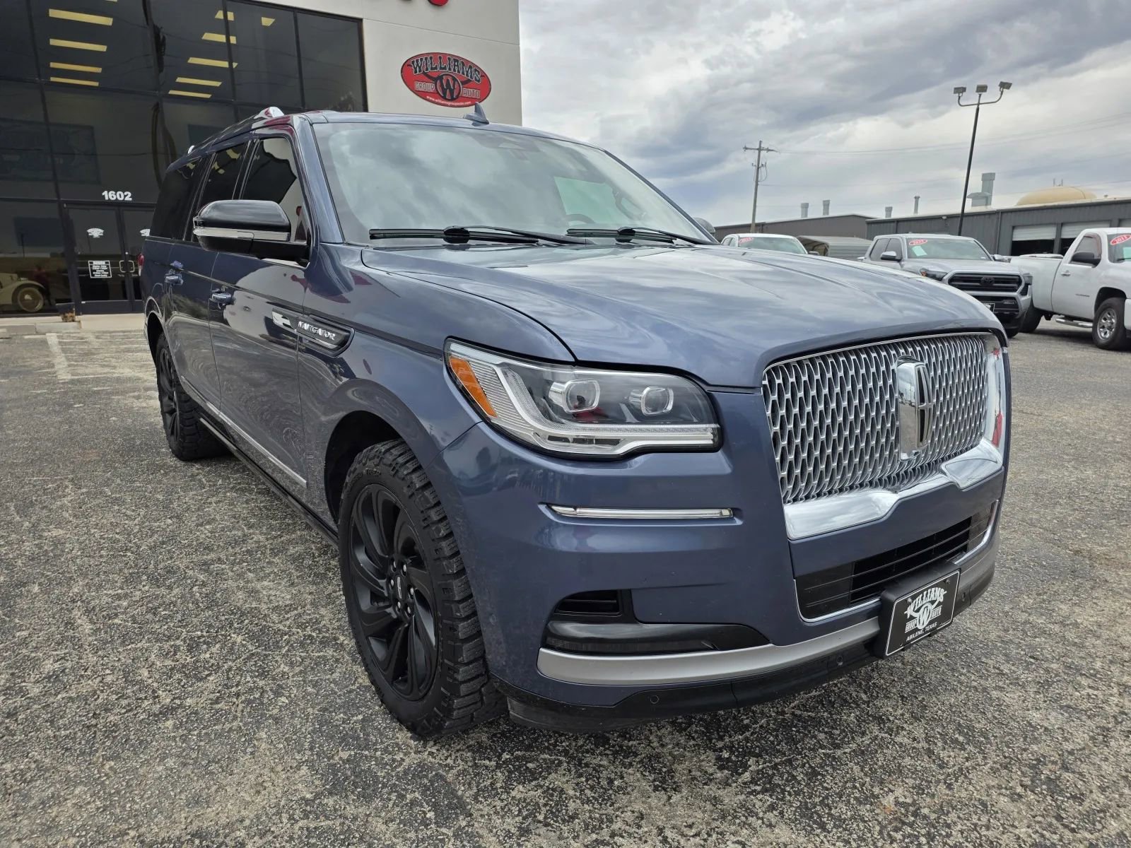 Used 2023 Lincoln Navigator L Reserve AWD/4WD image 1
