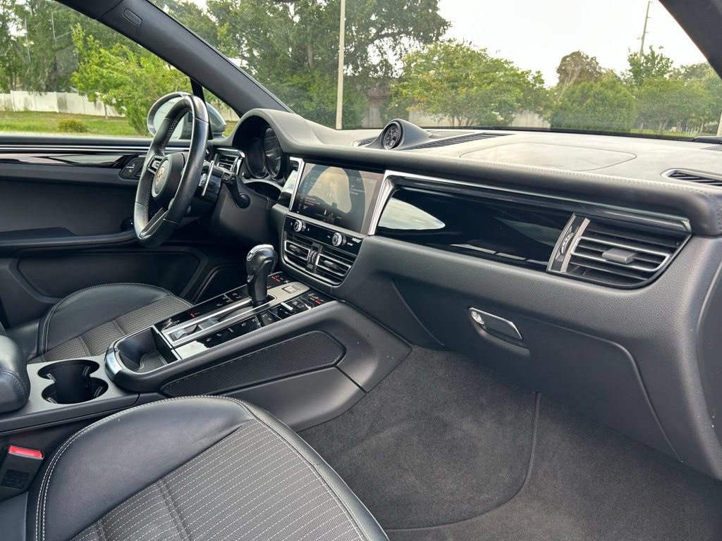 Used 2023 Porsche Macan Turbo AWD/4WD image 33