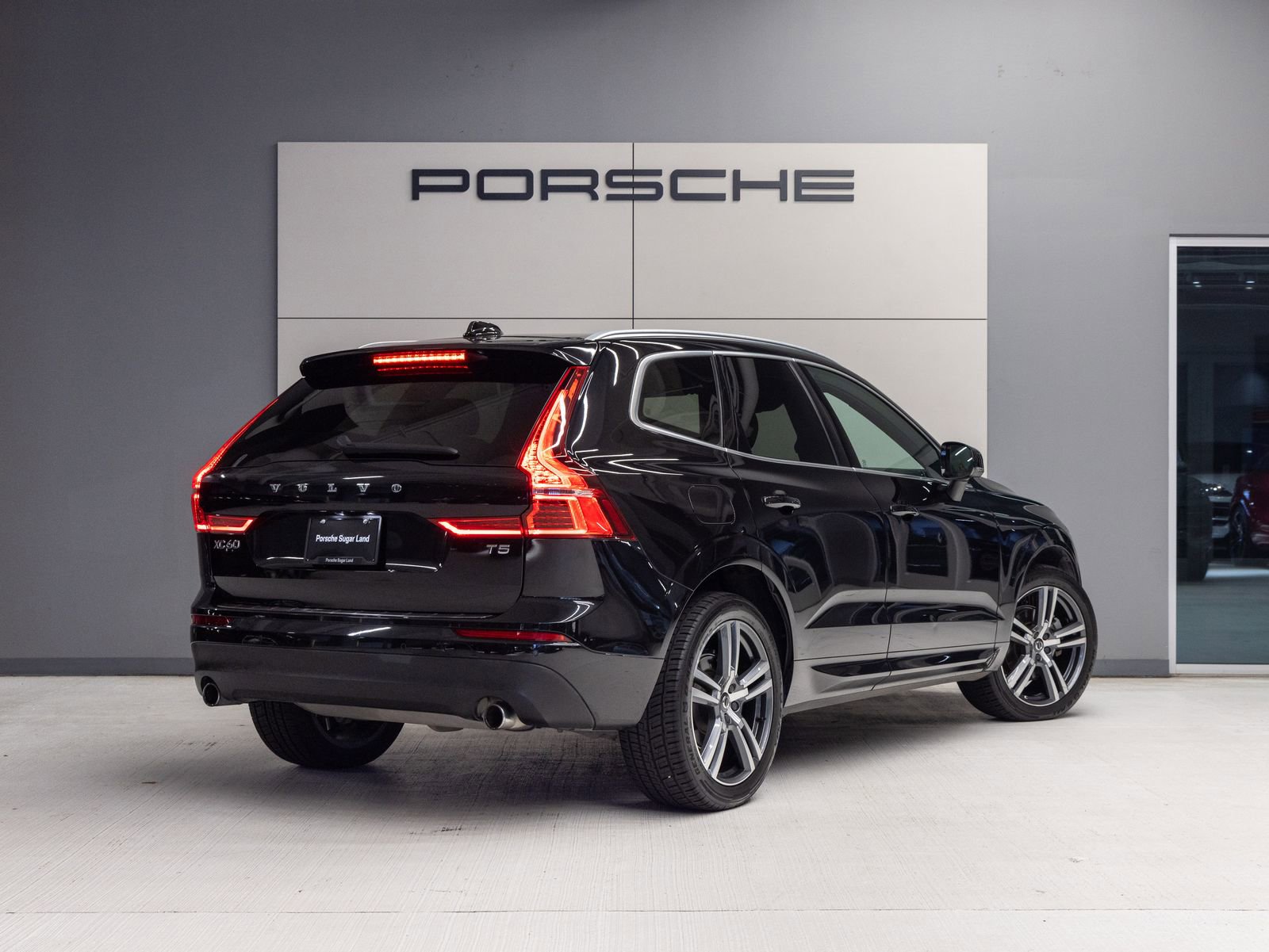 Used 2021 Volvo XC60 T5 Momentum w/ Premium Package FWD image 7